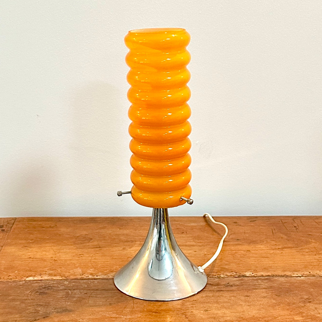 Lampe orange vintage à base tulipe chromée et abat-jour en verre