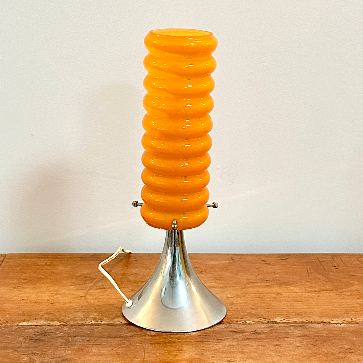 Lampe orange vintage à base tulipe chromée et abat-jour en verre