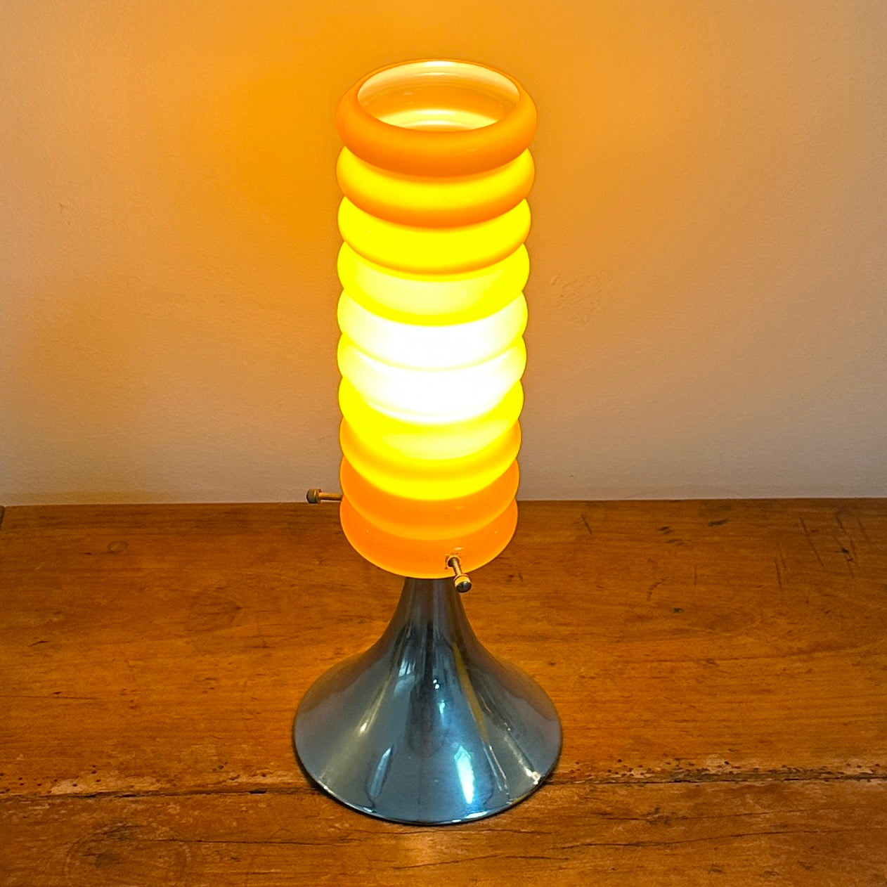 Lampe orange vintage à base tulipe chromée et abat-jour en verre