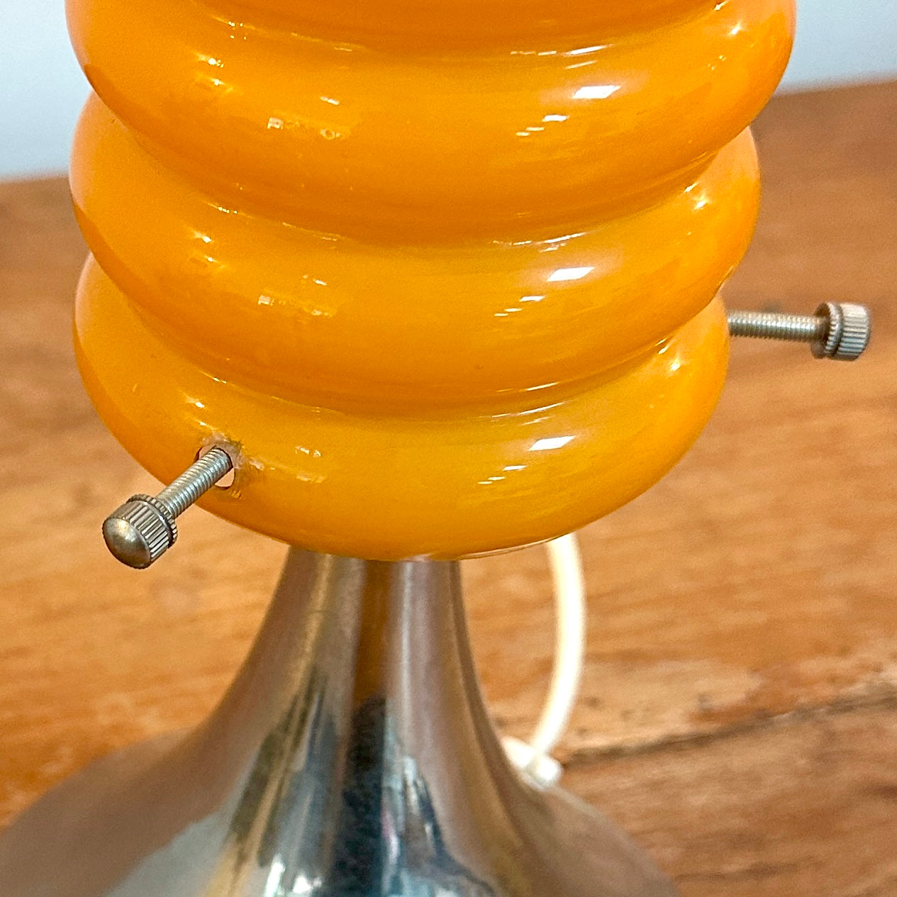 Lampe orange vintage à base tulipe chromée et abat-jour en verre