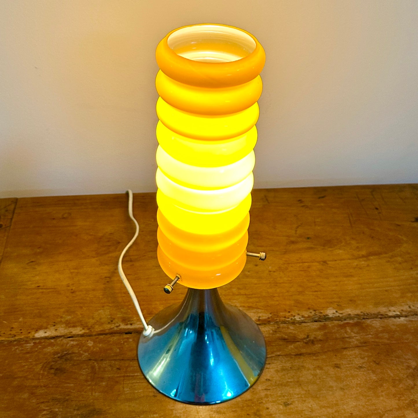 Lampe orange vintage à base tulipe chromée et abat-jour en verre