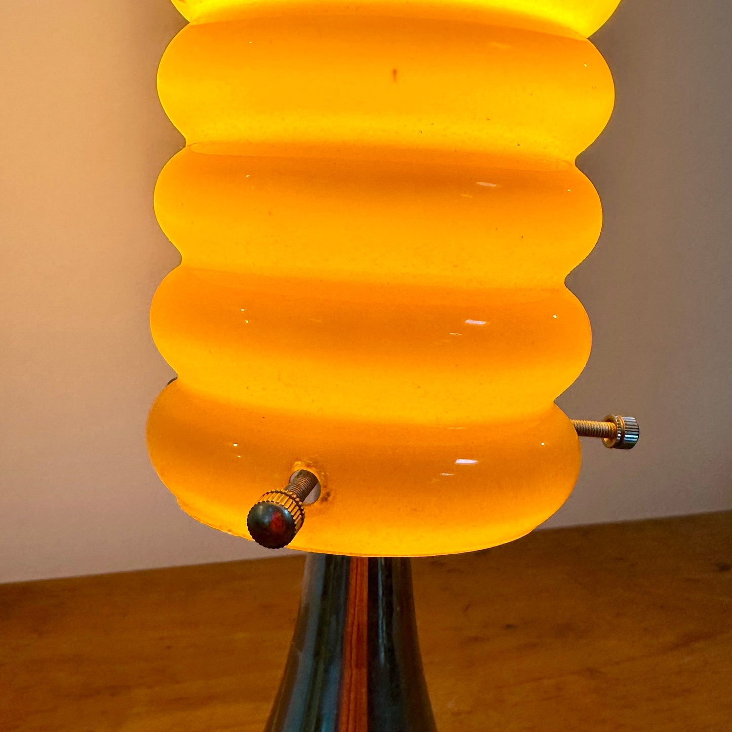 Lampe orange vintage à base tulipe chromée et abat-jour en verre