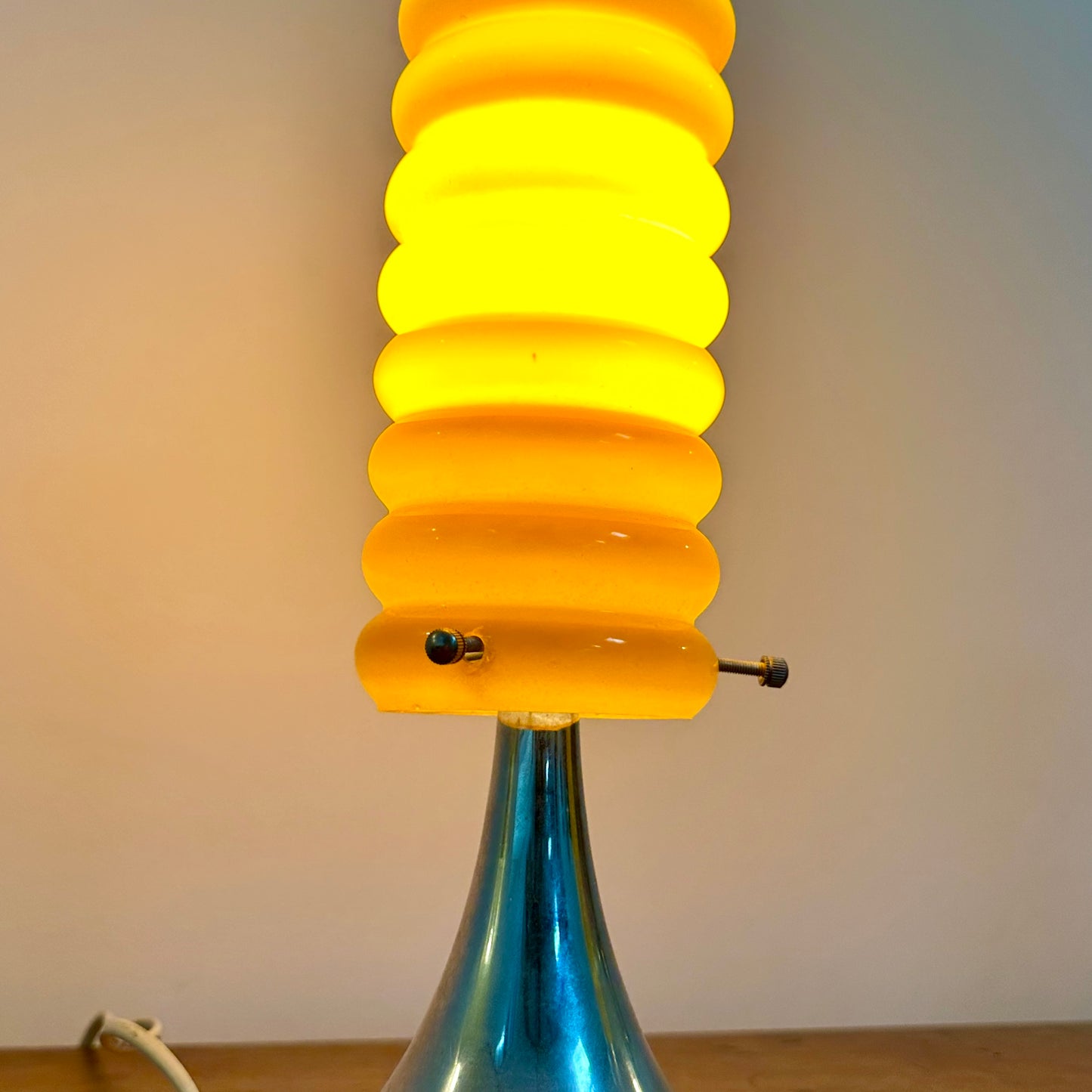 Lampe orange vintage à base tulipe chromée et abat-jour en verre