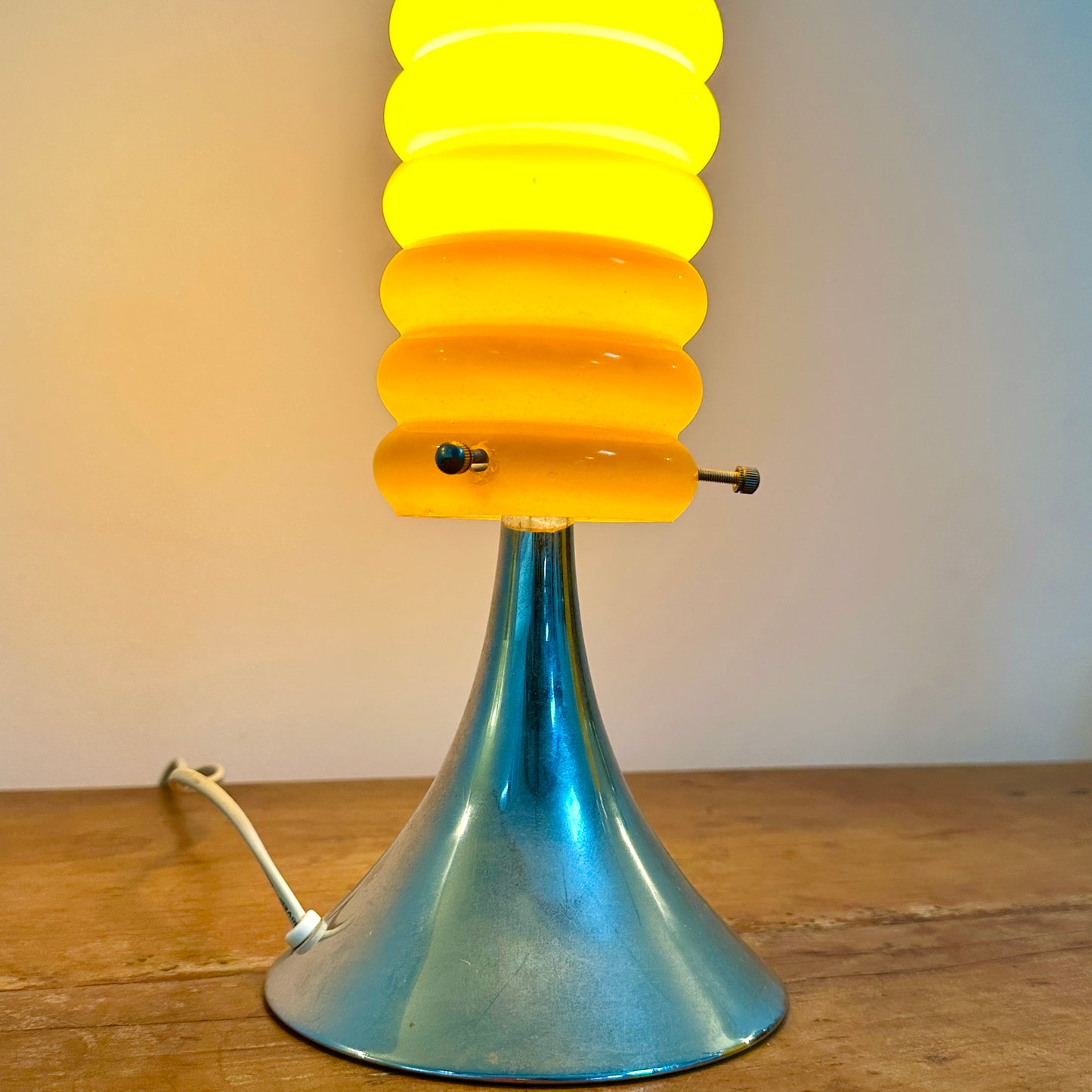 Lampe orange vintage à base tulipe chromée et abat-jour en verre