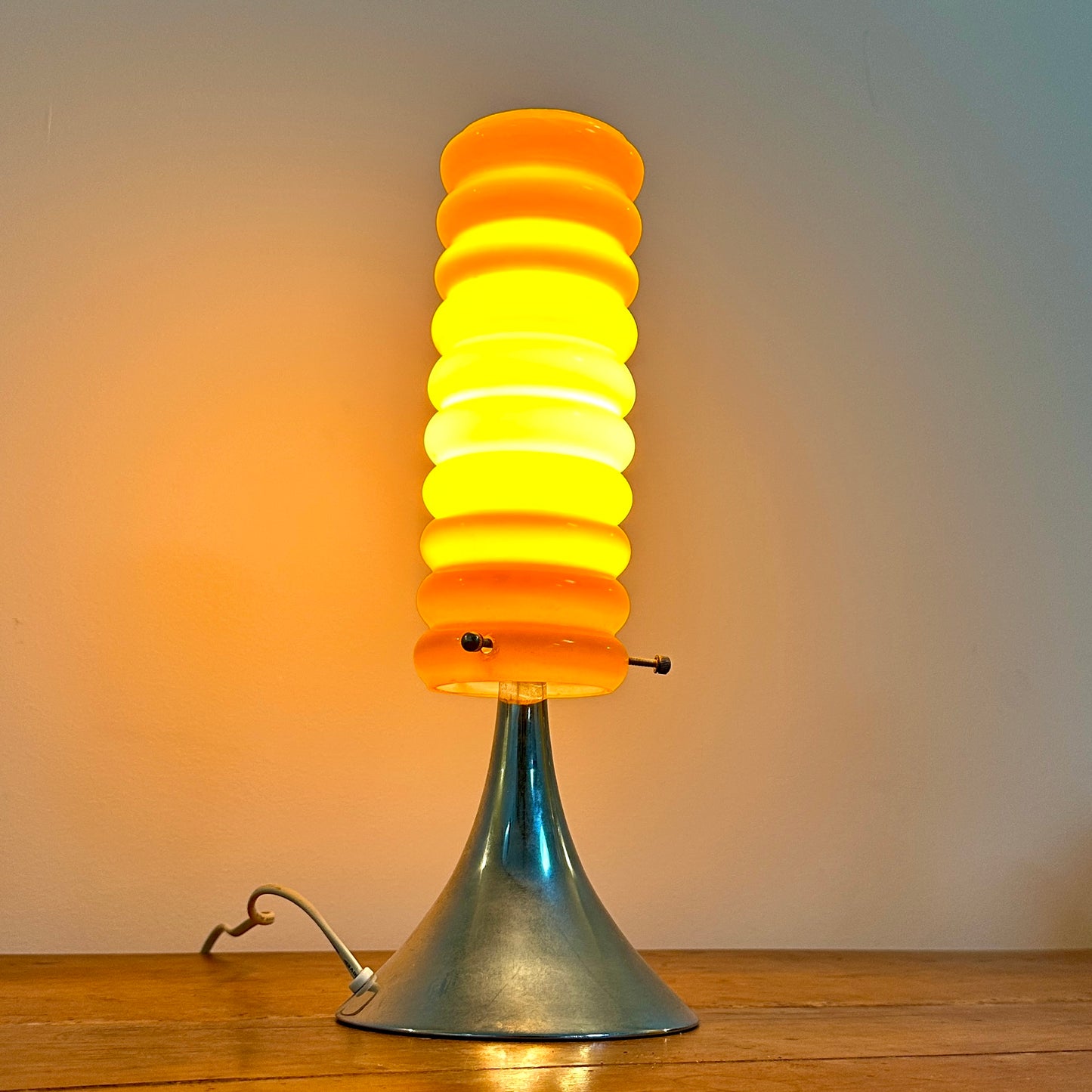 Lampe orange vintage à base tulipe chromée et abat-jour en verre