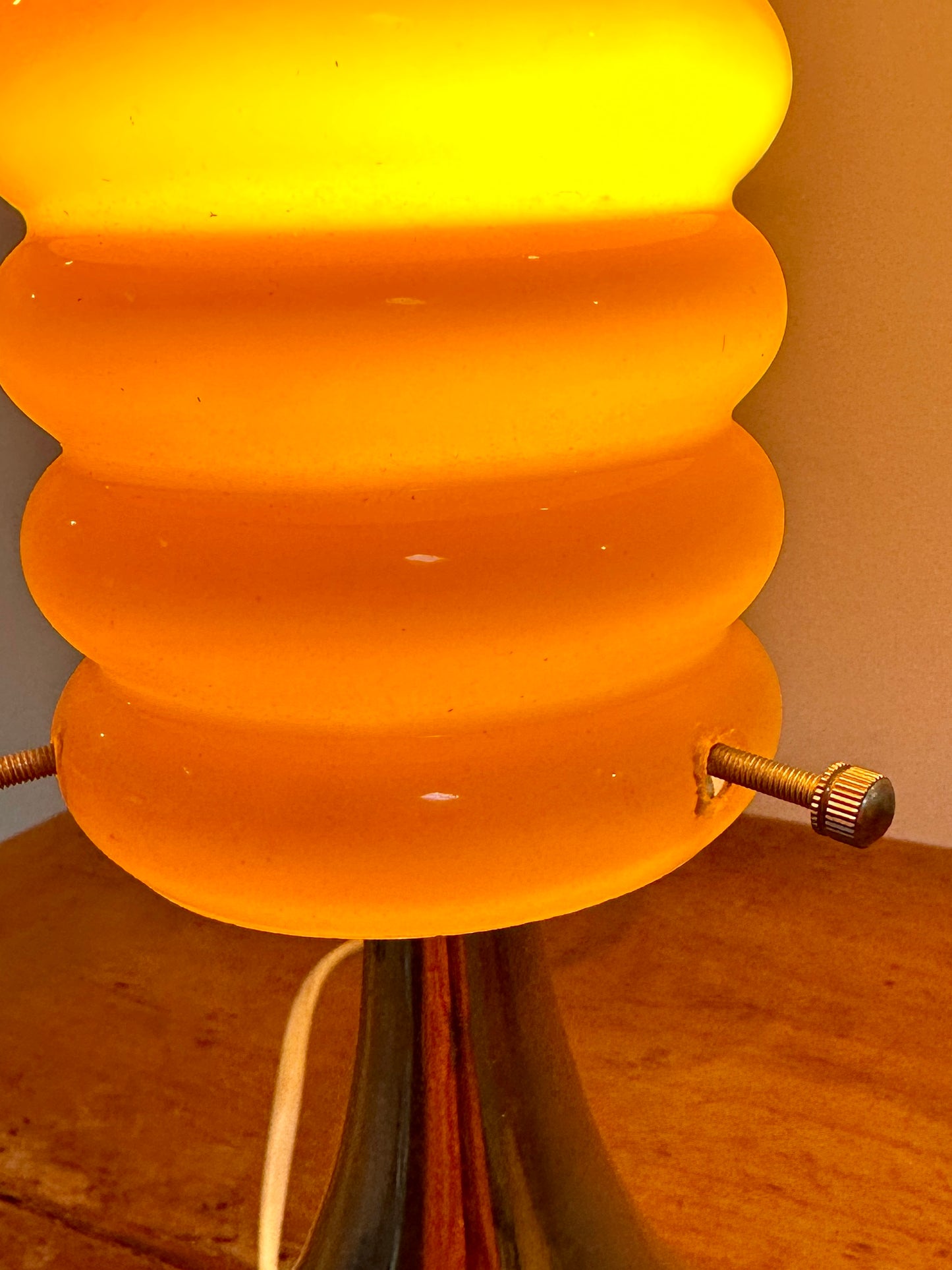 Lampe orange vintage à base tulipe chromée et abat-jour en verre