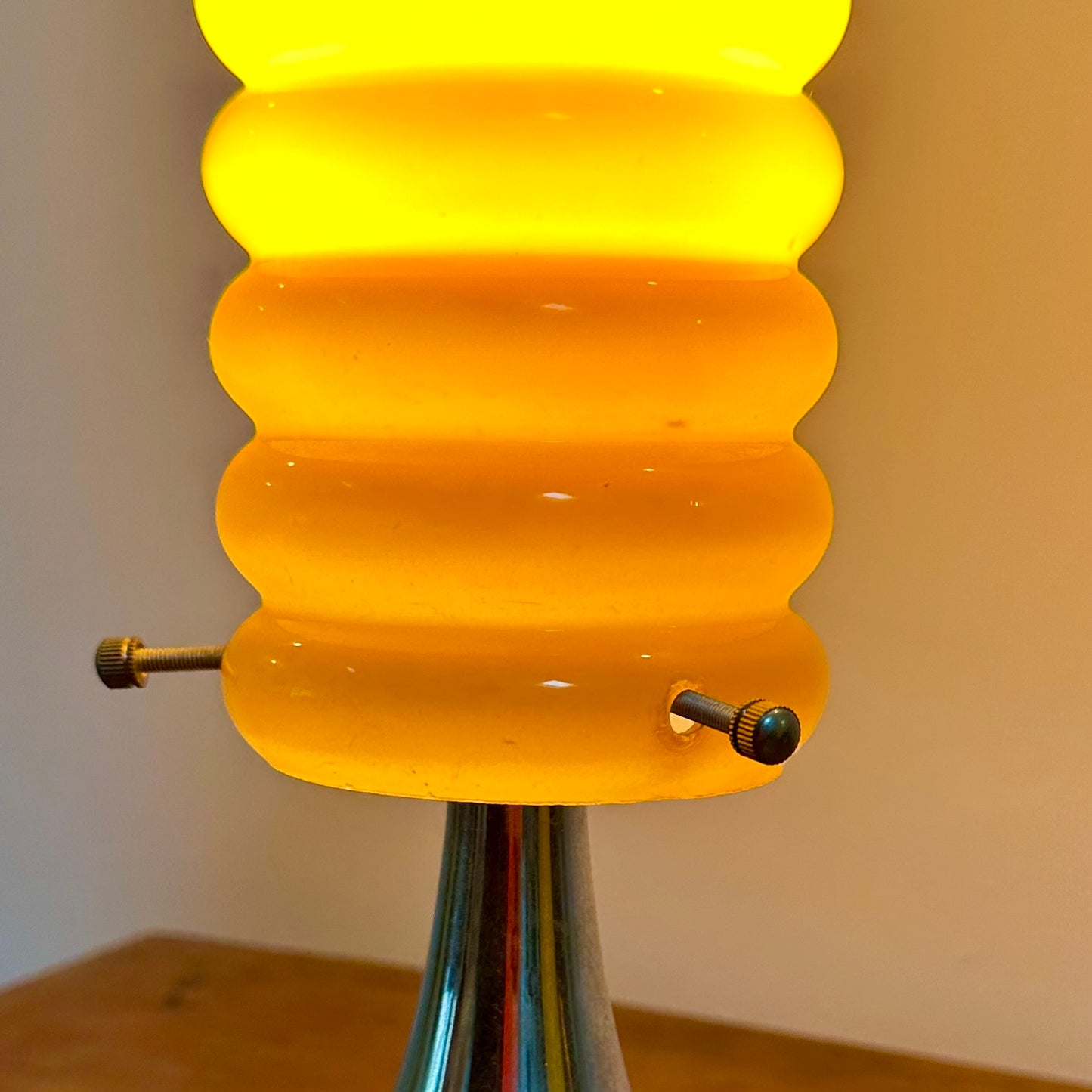 Lampe orange vintage à base tulipe chromée et abat-jour en verre